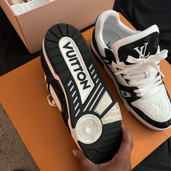 Louis Vuitton - Picture 5 of 8